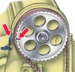 Проверка совпадения установочных меток на шкиве коленчатого вала и крышке масляного насоса