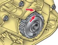Проверка совпадения установочных меток на шкиве распределительного вала и задней защитной крышке